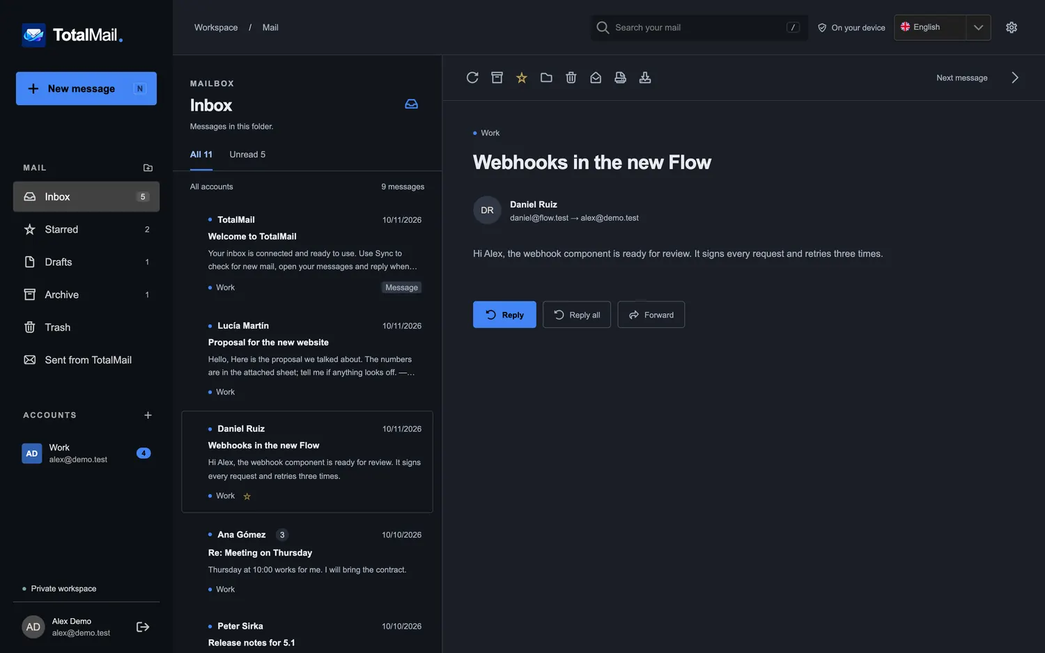 Aplikacja web TotalMail w temacie ciemnym, z otwartym wiadomością i przyciskami odpowiedzi