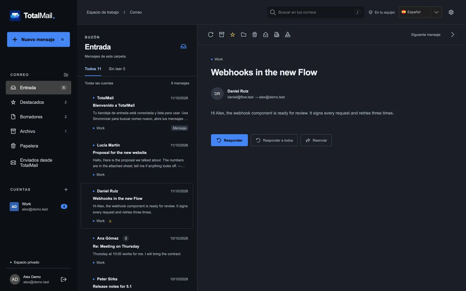 La app web de TotalMail en su tema oscuro, con un mensaje abierto y los botones de respuesta