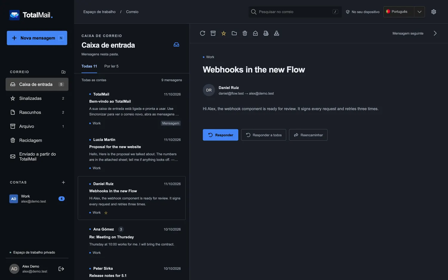 A aplicação web TotalMail no tema escuro, com uma mensagem aberta e os botões de resposta