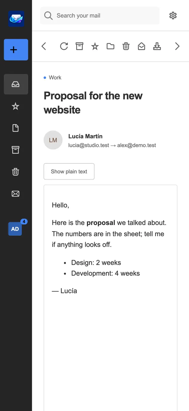 Aplikacja web TotalMail na telefonie, z folderami jako cienką paskiem i otwartym wiadomością